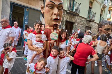 Fotos de la salida de la Comparsa de Gigantes y Cabezudos este 8 de julio de San Fermín 2026