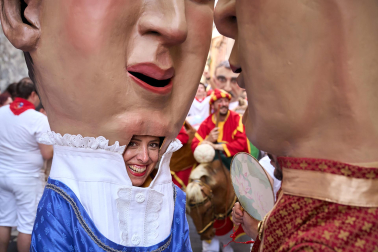 Fotos de la salida de la Comparsa de Gigantes y Cabezudos este 8 de julio de San Fermín 2026