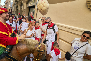 Fotos de la salida de la Comparsa de Gigantes y Cabezudos este 8 de julio de San Fermín 2026