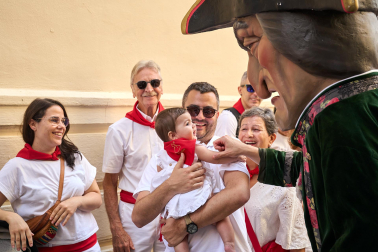 Fotos de la salida de la Comparsa de Gigantes y Cabezudos este 8 de julio de San Fermín 2026