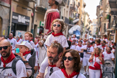 Fotos de la salida de la Comparsa de Gigantes y Cabezudos este 8 de julio de San Fermín 2026