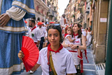 Fotos de la salida de la Comparsa de Gigantes y Cabezudos este 8 de julio de San Fermín 2026