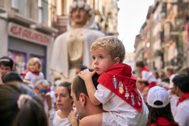 Fotos de la salida de la Comparsa de Gigantes y Cabezudos este 8 de julio de San Fermín 2026
