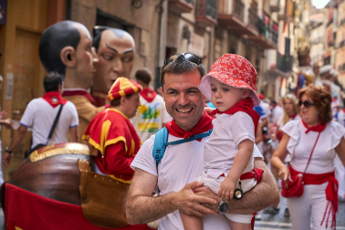 Fotos de la salida de la Comparsa de Gigantes y Cabezudos este 8 de julio de San Fermín 2026