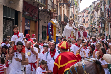 Fotos de la salida de la Comparsa de Gigantes y Cabezudos este 8 de julio de San Fermín 2026