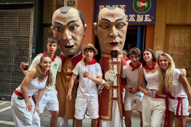 Fotos de la salida de la Comparsa de Gigantes y Cabezudos este 8 de julio de San Fermín 2026