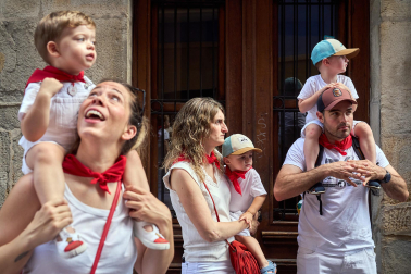 Fotos de la salida de la Comparsa de Gigantes y Cabezudos este 8 de julio de San Fermín 2026