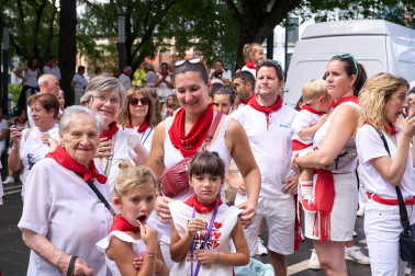 Fotos de la salida de la Comparsa de Gigantes y Cabezudos este 8 de julio de San Fermín 2026