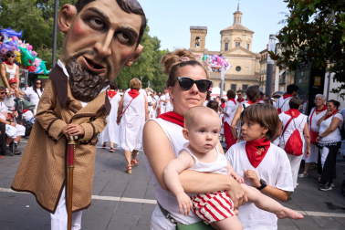 Fotos de la salida de la Comparsa de Gigantes y Cabezudos este 8 de julio de San Fermín 2026