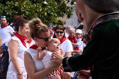 Fotos de la salida de la Comparsa de Gigantes y Cabezudos este 8 de julio de San Fermín 2026