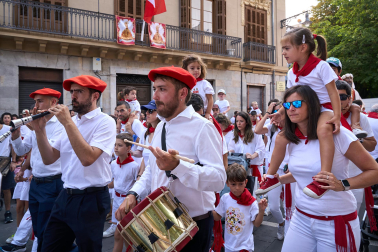 Fotos de la salida de la Comparsa de Gigantes y Cabezudos este 8 de julio de San Fermín 2026