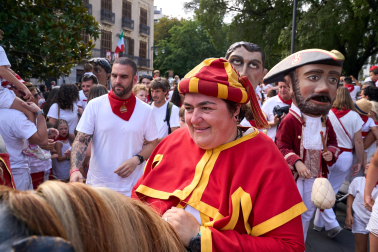 Fotos de la salida de la Comparsa de Gigantes y Cabezudos este 8 de julio de San Fermín 2026