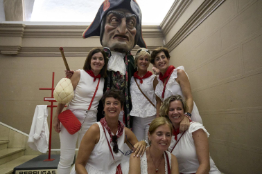 Fotos de la salida de la Comparsa de Gigantes y Cabezudos este 8 de julio de San Fermín 2026