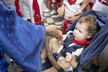 Fotos de la salida de la Comparsa de Gigantes y Cabezudos este 8 de julio de San Fermín 2026