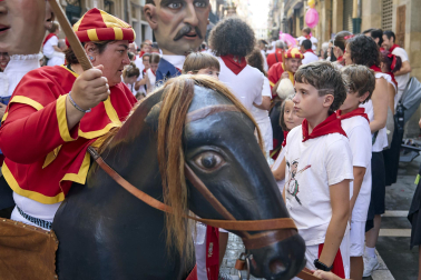 Fotos de la salida de la Comparsa de Gigantes y Cabezudos este 8 de julio de San Fermín 2026