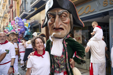 Fotos de la salida de la Comparsa de Gigantes y Cabezudos este 8 de julio de San Fermín 2026