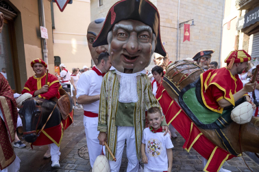 Fotos de la salida de la Comparsa de Gigantes y Cabezudos este 8 de julio de San Fermín 2026