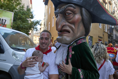 Fotos de la salida de la Comparsa de Gigantes y Cabezudos este 8 de julio de San Fermín 2026