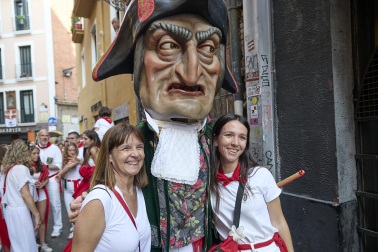 Fotos de la salida de la Comparsa de Gigantes y Cabezudos este 8 de julio de San Fermín 2026