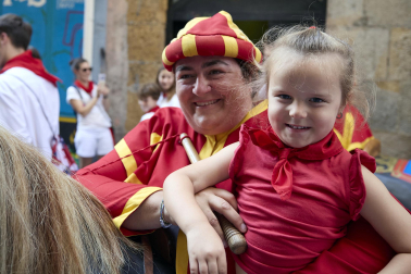 Fotos de la salida de la Comparsa de Gigantes y Cabezudos este 8 de julio de San Fermín 2026