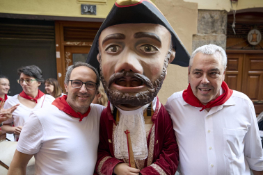 Fotos de la salida de la Comparsa de Gigantes y Cabezudos este 8 de julio de San Fermín 2026
