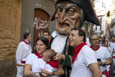Fotos de la salida de la Comparsa de Gigantes y Cabezudos este 8 de julio de San Fermín 2026