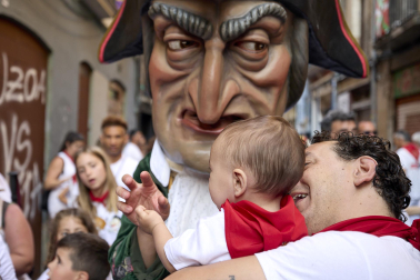Fotos de la salida de la Comparsa de Gigantes y Cabezudos este 8 de julio de San Fermín 2026