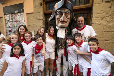 Fotos de la salida de la Comparsa de Gigantes y Cabezudos este 8 de julio de San Fermín 2026