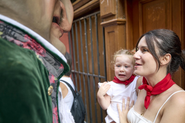 Fotos de la salida de la Comparsa de Gigantes y Cabezudos este 8 de julio de San Fermín 2026