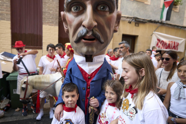 Fotos de la salida de la Comparsa de Gigantes y Cabezudos este 8 de julio de San Fermín 2026