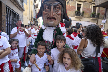 Fotos de la salida de la Comparsa de Gigantes y Cabezudos este 8 de julio de San Fermín 2026