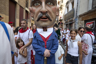 Fotos de la salida de la Comparsa de Gigantes y Cabezudos este 8 de julio de San Fermín 2026