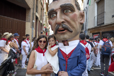 Fotos de la salida de la Comparsa de Gigantes y Cabezudos este 8 de julio de San Fermín 2026