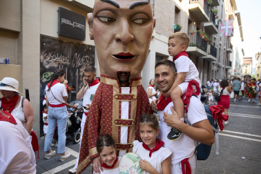 Fotos de la salida de la Comparsa de Gigantes y Cabezudos este 8 de julio de San Fermín 2026