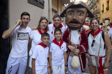Fotos de la salida de la Comparsa de Gigantes y Cabezudos este 8 de julio de San Fermín 2026