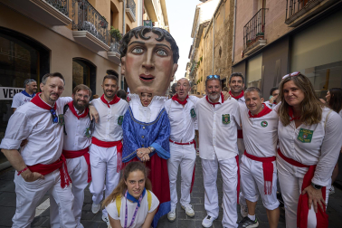 Fotos de la salida de la Comparsa de Gigantes y Cabezudos este 8 de julio de San Fermín 2026