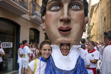 Fotos de la salida de la Comparsa de Gigantes y Cabezudos este 8 de julio de San Fermín 2026