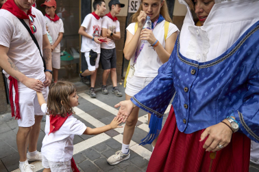 Fotos de la salida de la Comparsa de Gigantes y Cabezudos este 8 de julio de San Fermín 2026