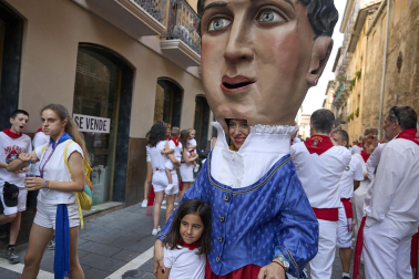 Fotos de la salida de la Comparsa de Gigantes y Cabezudos este 8 de julio de San Fermín 2026