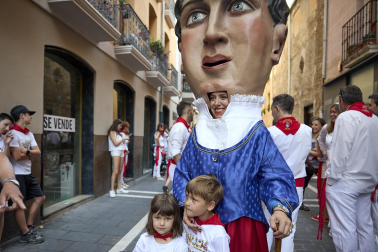 Fotos de la salida de la Comparsa de Gigantes y Cabezudos este 8 de julio de San Fermín 2026