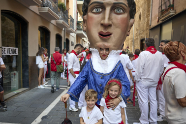Fotos de la salida de la Comparsa de Gigantes y Cabezudos este 8 de julio de San Fermín 2026