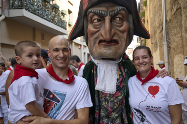 Fotos de la salida de la Comparsa de Gigantes y Cabezudos este 8 de julio de San Fermín 2026