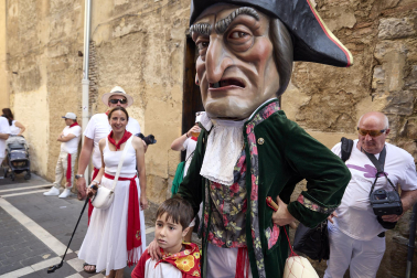 Fotos de la salida de la Comparsa de Gigantes y Cabezudos este 8 de julio de San Fermín 2026