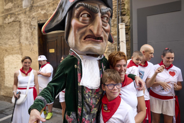 Fotos de la salida de la Comparsa de Gigantes y Cabezudos este 8 de julio de San Fermín 2026