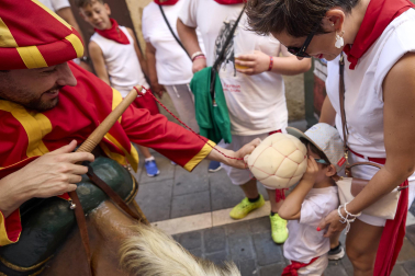 Fotos de la salida de la Comparsa de Gigantes y Cabezudos este 8 de julio de San Fermín 2026