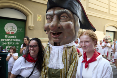 Fotos de la salida de la Comparsa de Gigantes y Cabezudos este 8 de julio de San Fermín 2026