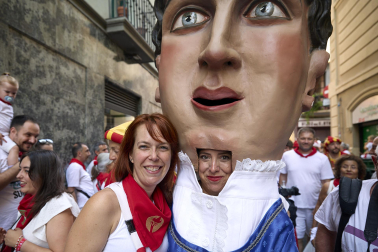 Fotos de la salida de la Comparsa de Gigantes y Cabezudos este 8 de julio de San Fermín 2026