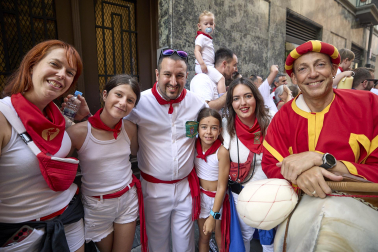 Fotos de la salida de la Comparsa de Gigantes y Cabezudos este 8 de julio de San Fermín 2026