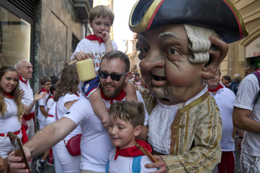 Fotos de la salida de la Comparsa de Gigantes y Cabezudos este 8 de julio de San Fermín 2026