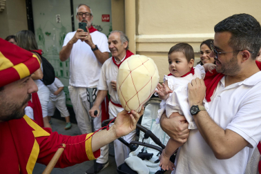 Fotos de la salida de la Comparsa de Gigantes y Cabezudos este 8 de julio de San Fermín 2026